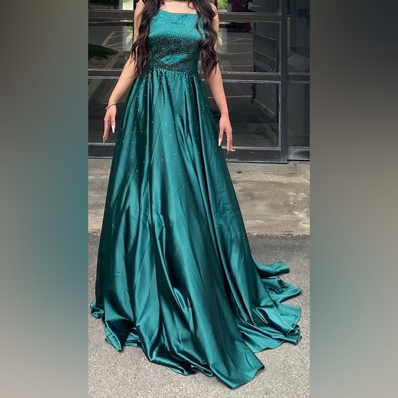 Beautiful prom dress - Picture 2 of 4